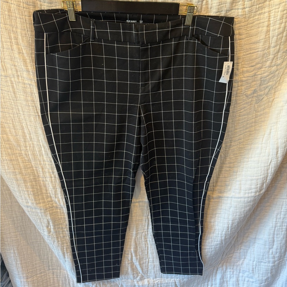 NWT Old Navy Black and White Grid Pixie Pants